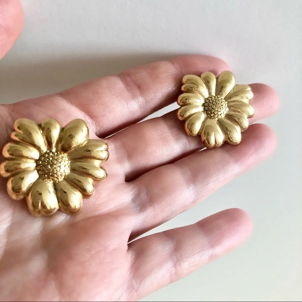 Vintage Gold Floral Daisy Earrings